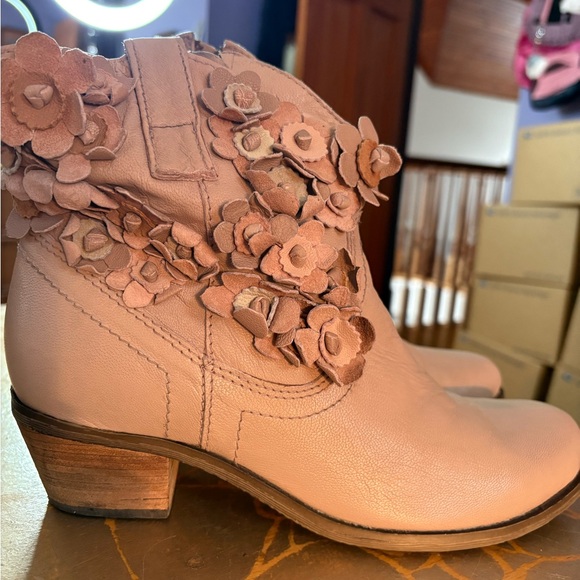 Sheridan Mia Shoes - Sheridan Mia Pink Floral Ankle Boots size 9